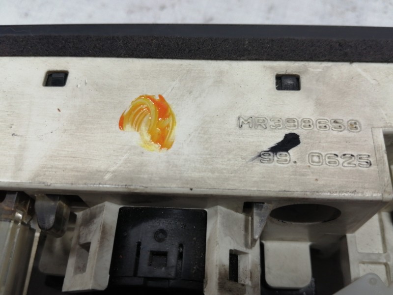 Recambio de mando calefaccion / aire acondicionado para mitsubishi space wagon (n80/n90) 2,4 glx referencia OEM IAM MR398658  