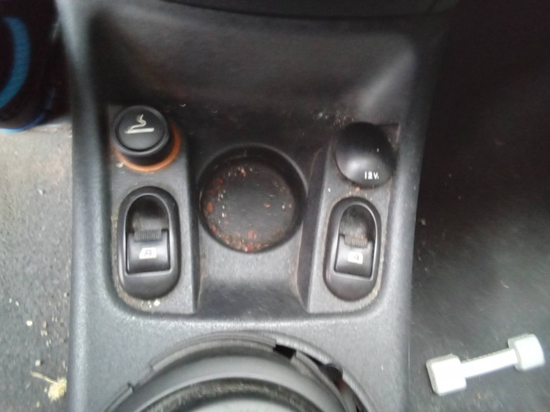 Recambio de mando elevalunas delantero izquierdo para citroën c3 1.4 sx plus referencia OEM IAM 96401469XT  