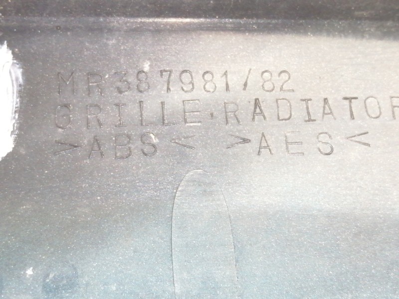 Recambio de rejilla delantera para mitsubishi montero (v60/v70) 3.2 di-d cat referencia OEM IAM MR387981  