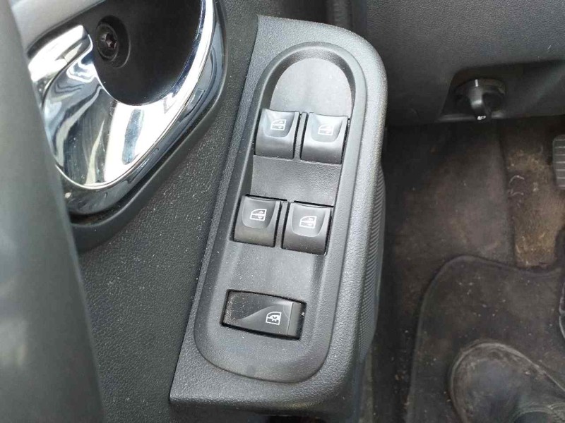 Recambio de mando elevalunas delantero izquierdo para dacia duster ambiance 4x2 referencia OEM IAM 254117873R  