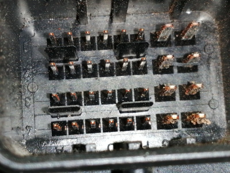 Recambio de centralita motor uce para peugeot 206 berlina x-line referencia OEM IAM 0281011784  