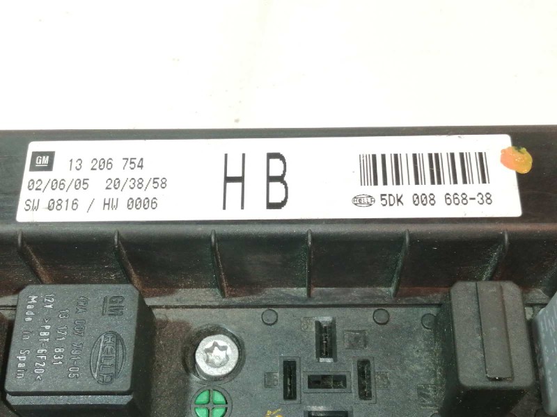 Recambio de caja reles / fusibles para opel astra h berlina elegance referencia OEM IAM 5DK00866838 13206754 015349211