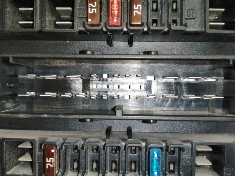 Recambio de caja reles / fusibles para opel astra h berlina elegance referencia OEM IAM   