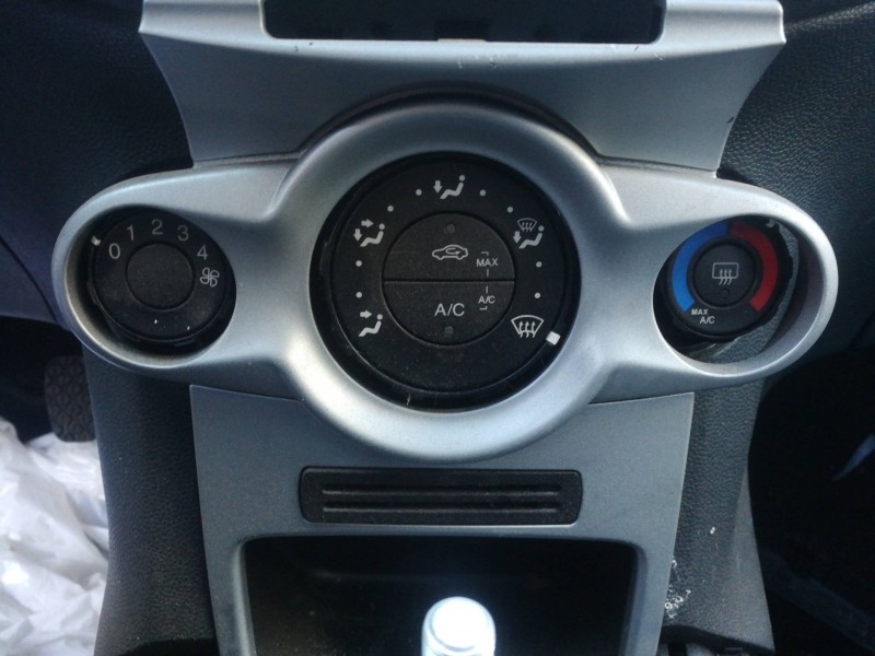 Recambio de mando calefaccion / aire acondicionado para ford fiesta (cb1) ambiente referencia OEM IAM 8A6118549  