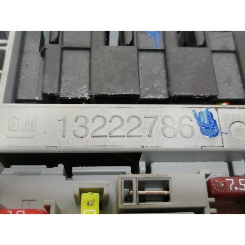 Recambio de caja reles / fusibles para opel insignia berlina cosmo referencia OEM IAM 13222786  