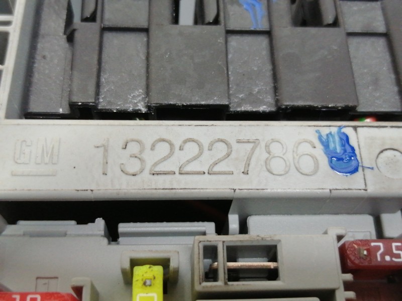 Recambio de caja reles / fusibles para opel insignia berlina cosmo referencia OEM IAM 13222786  