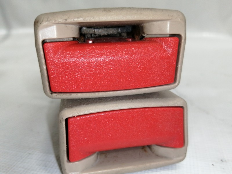 Recambio de enganche cinturon trasero derecho para opel insignia berlina cosmo referencia OEM IAM 13267111  