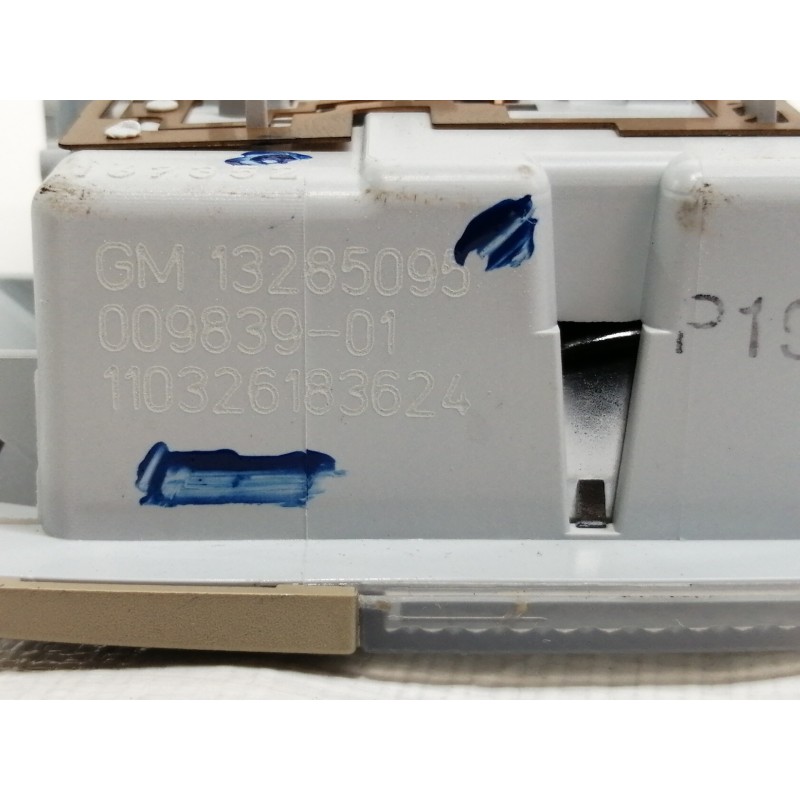 Recambio de luz interior para opel insignia berlina cosmo referencia OEM IAM 13285095 00983901 110326183624