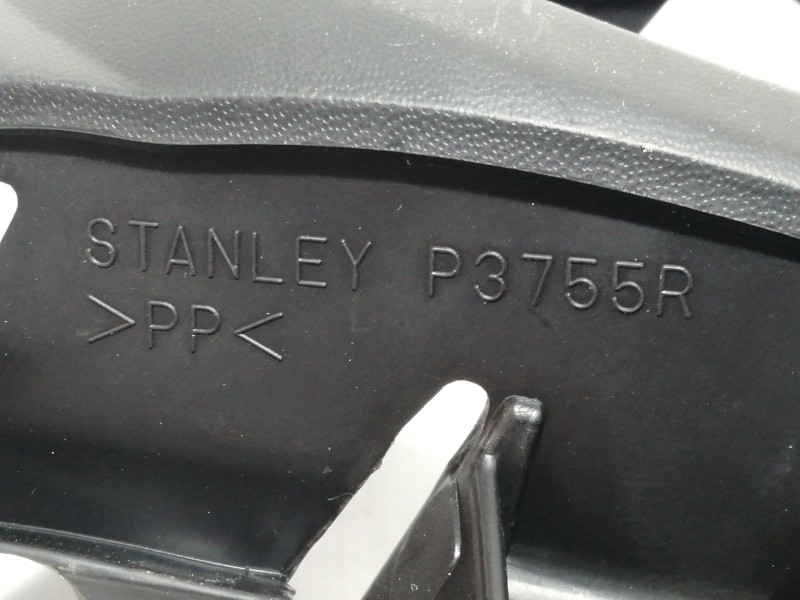 Recambio de rejilla paragolpes derecha para mazda 3 berlina (bk) 1.6 vvt active referencia OEM IAM P3755R  