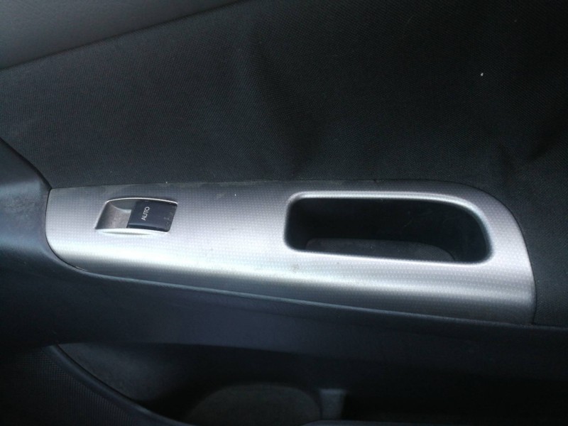 Recambio de mando elevalunas delantero derecho para toyota corolla (e12) 2.0 d-4d linea luna berlina referencia OEM IAM 54035108