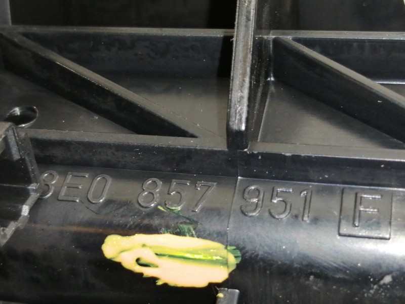 Recambio de cenicero para audi a4 berlina (8e) 2.0 fsi referencia OEM IAM 8E0857951  