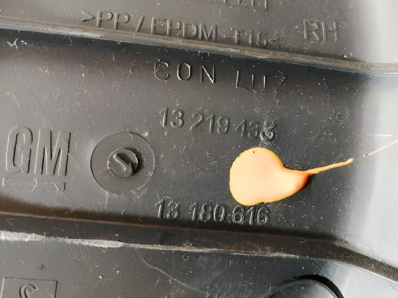 Recambio de moldura para opel corsa d essentia referencia OEM IAM 13180616  