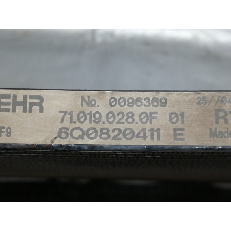 Recambio de condensador / radiador aire acondicionado para volkswagen polo (9n1) trendline referencia OEM IAM 6Q0820411E 7101902