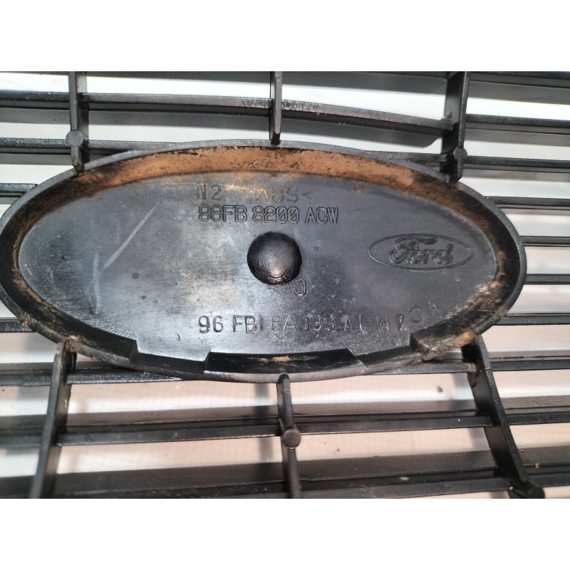 Recambio de rejilla delantera para ford fiesta berlina ghia referencia OEM IAM 96FB8200ACM  