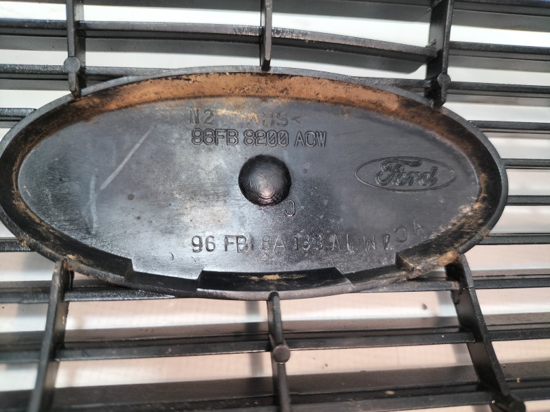 Recambio de rejilla delantera para ford fiesta berlina ghia referencia OEM IAM 96FB8200ACM  