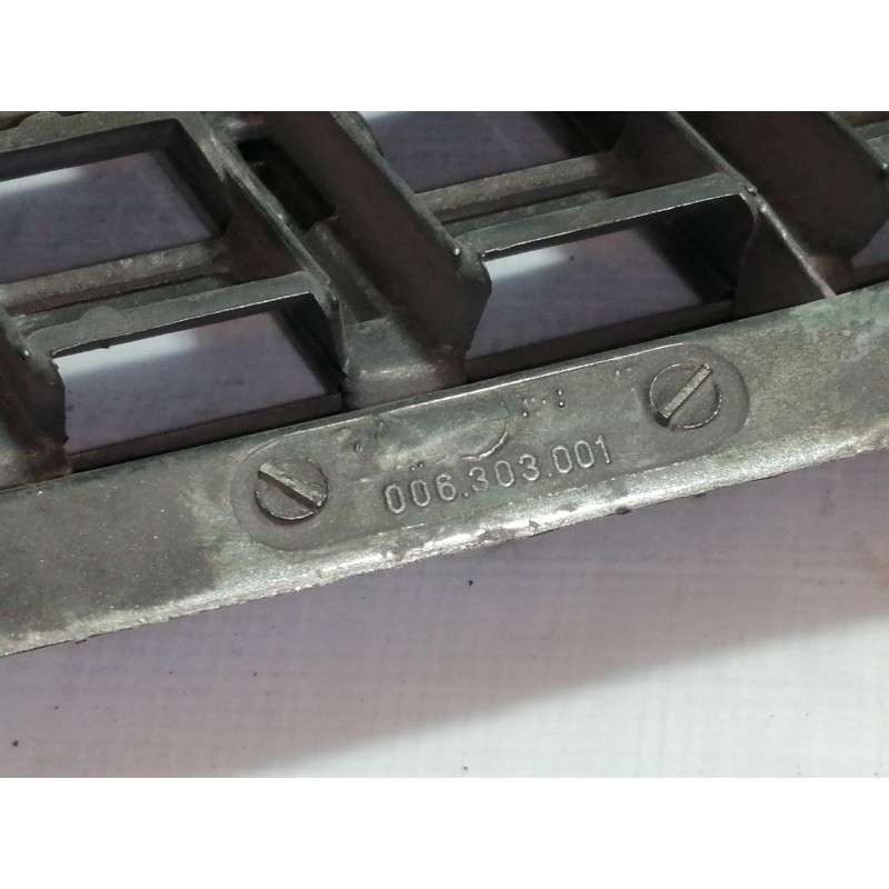 Recambio de rejilla delantera para fiat regata berlina 70 es referencia OEM IAM 006303001  