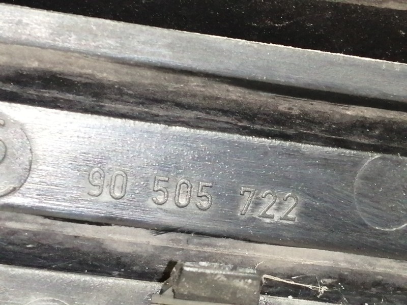 Recambio de rejilla delantera para opel vectra b berlina comfort referencia OEM IAM 90505722  