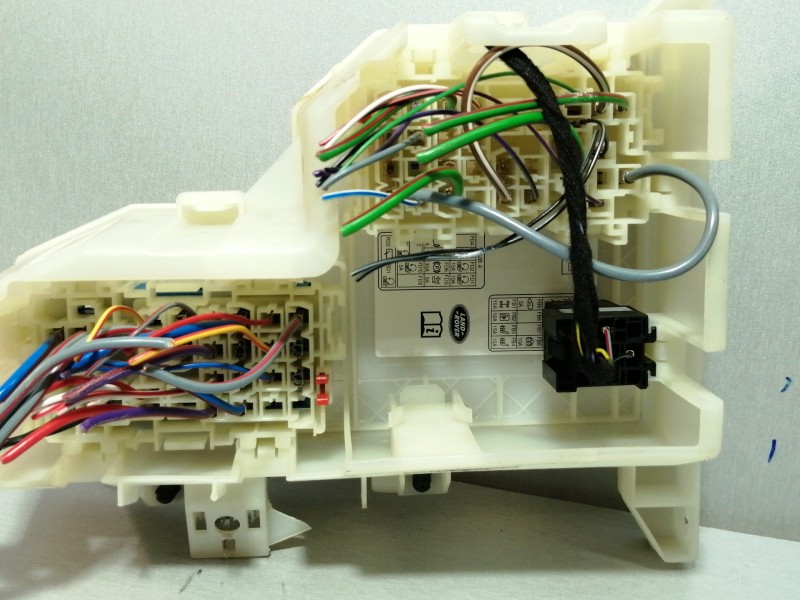 Recambio de caja reles / fusibles para land rover freelander (lr2) td4 xs referencia OEM IAM TLS115  