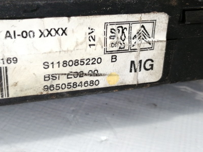 Recambio de caja reles / fusibles para peugeot 206 berlina x-line referencia OEM IAM 9650584680  