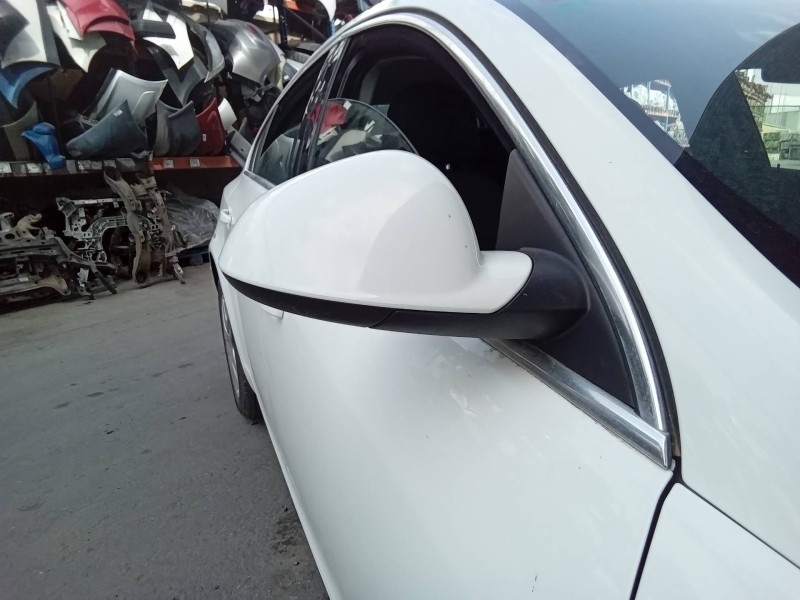 Recambio de retrovisor derecho para opel insignia berlina cosmo referencia OEM IAM 13269576 13268446 