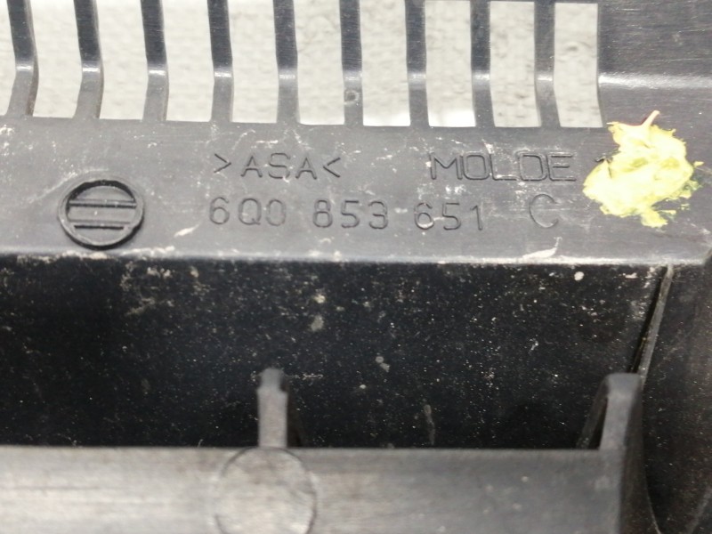 Recambio de rejilla delantera para volkswagen polo (9n1) conceptline referencia OEM IAM 6Q0853651C  