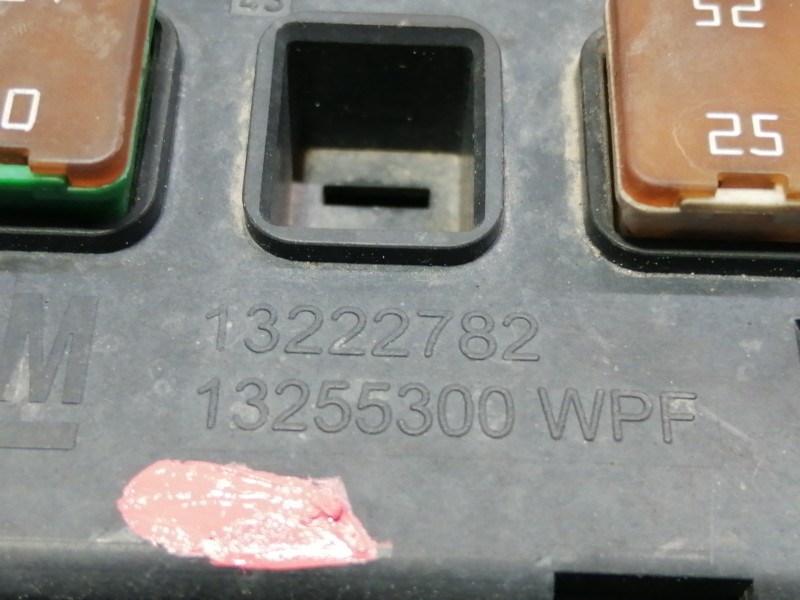 Recambio de caja reles / fusibles para opel insignia berlina cosmo referencia OEM IAM 13222782  