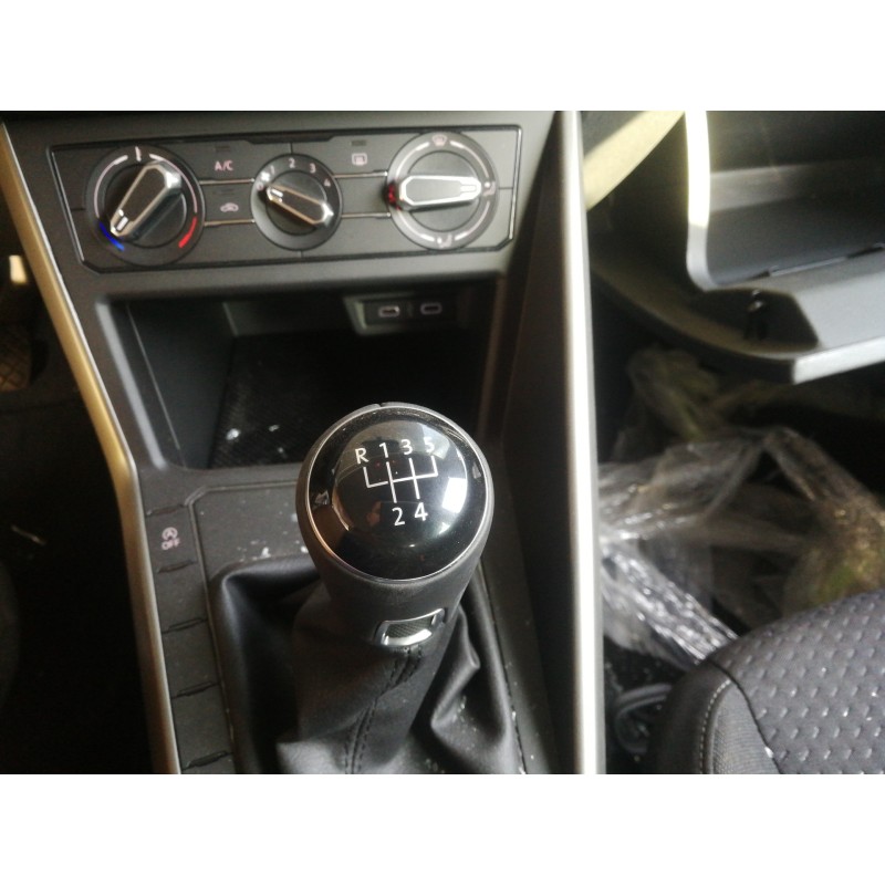 Recambio de pomo palanca cambio para volkswagen polo advance referencia OEM IAM 2G1711113B  