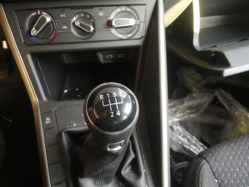 Recambio de pomo palanca cambio para volkswagen polo advance referencia OEM IAM 2G1711113B  