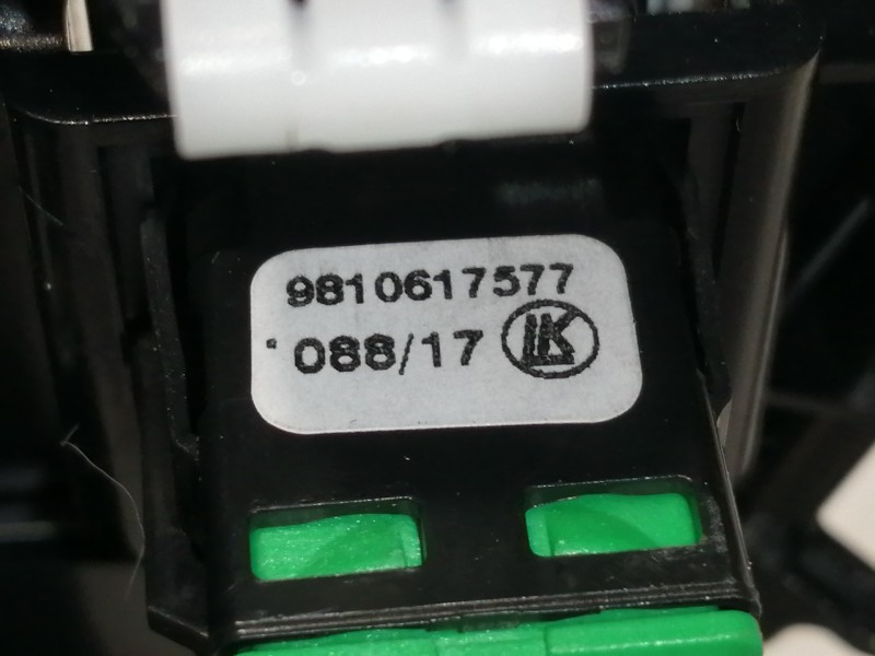 Recambio de guarnecidos palanca cambio para peugeot 3008 active referencia OEM IAM 9804007480 1010869709 / 9810593577 / 98150494