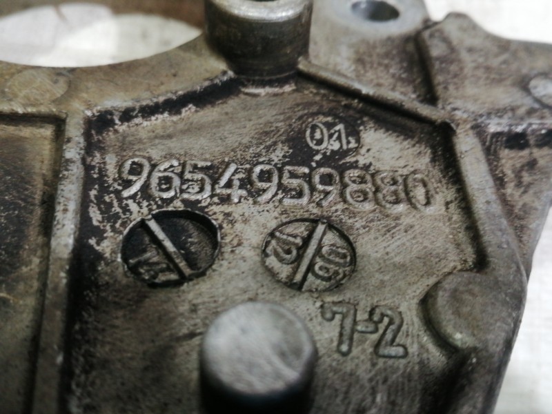 Recambio de soporte bomba inyeccion para peugeot 307 berlina (s2) d-sign referencia OEM IAM 9654959880  