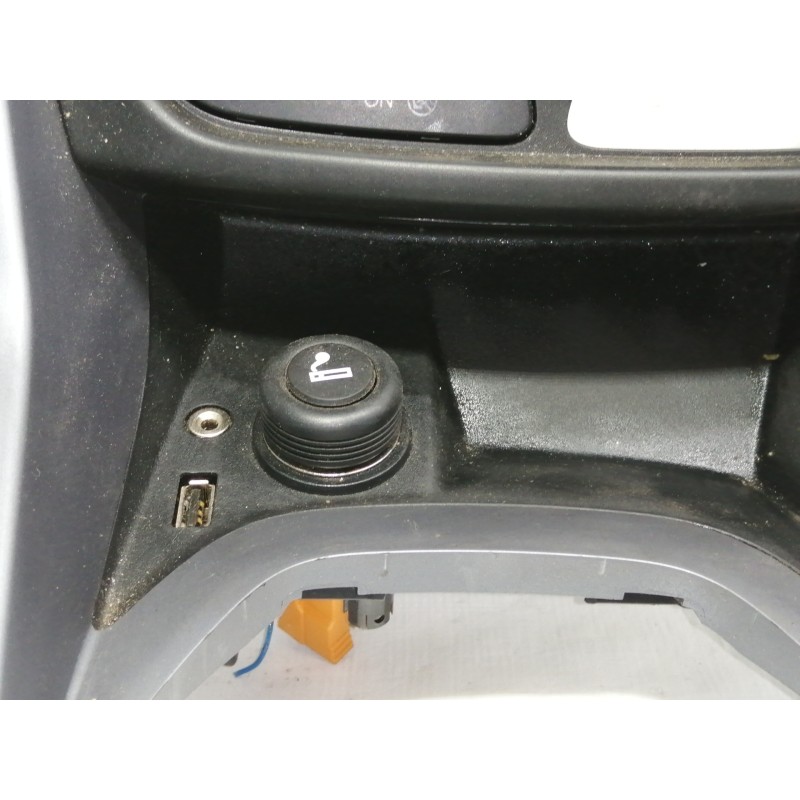 Recambio de moldura para ford b-max trend referencia OEM IAM 3200274 3200154A AV11R045H20