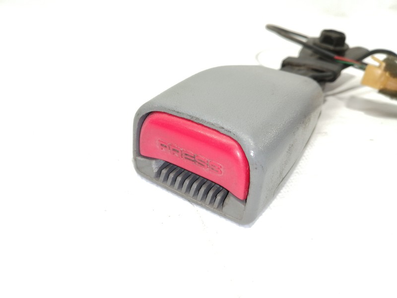 Recambio de enganche cinturon delantero derecho para kia carnival ii 2.9 cdri ex referencia OEM IAM   