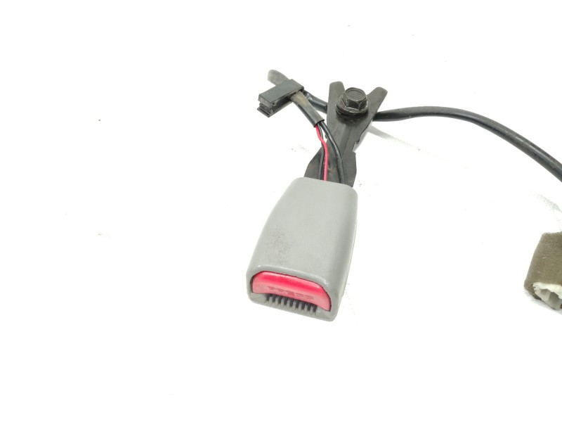 Recambio de enganche cinturon delantero izquierdo para kia carnival ii 2.9 cdri ex referencia OEM IAM   