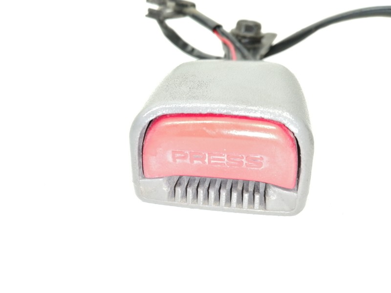 Recambio de enganche cinturon delantero izquierdo para kia carnival ii 2.9 cdri ex referencia OEM IAM   