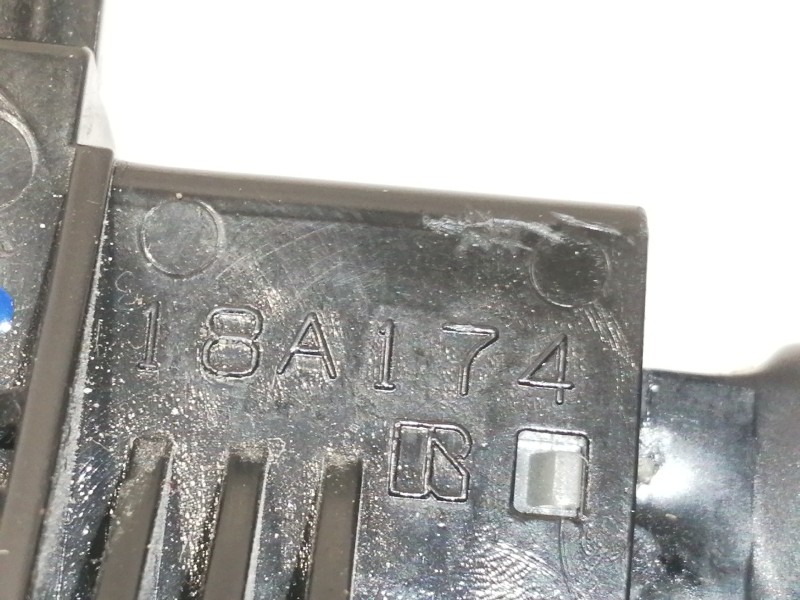Recambio de mando volante para toyota auris active referencia OEM IAM 18A174  