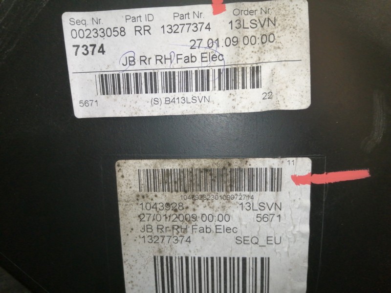 Recambio de guarnecido puerta trasera derecha para opel insignia berlina cosmo referencia OEM IAM 13277374  