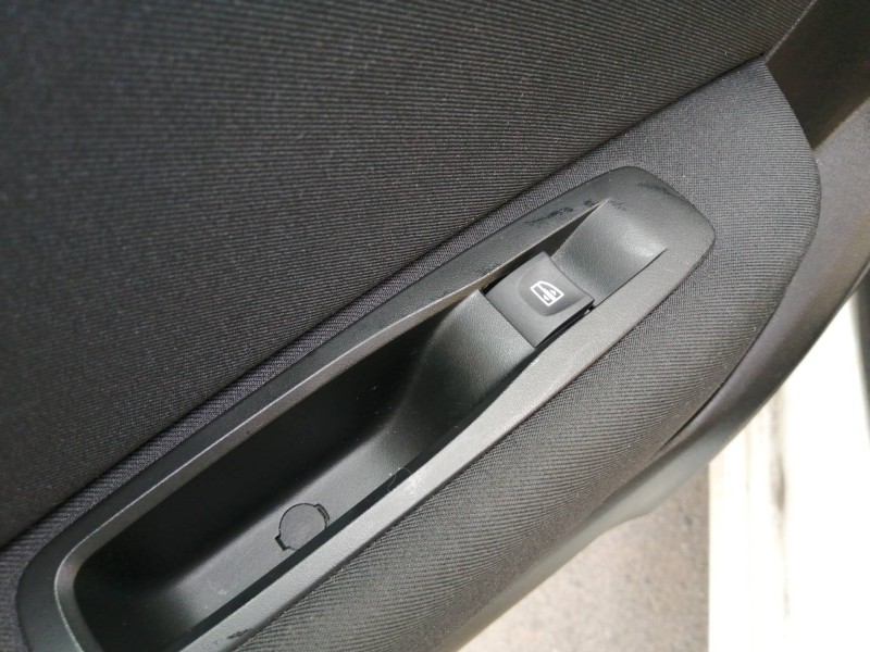 Recambio de mando elevalunas trasero izquierdo para renault megane iv berlina 5p experience referencia OEM IAM 829507746R  