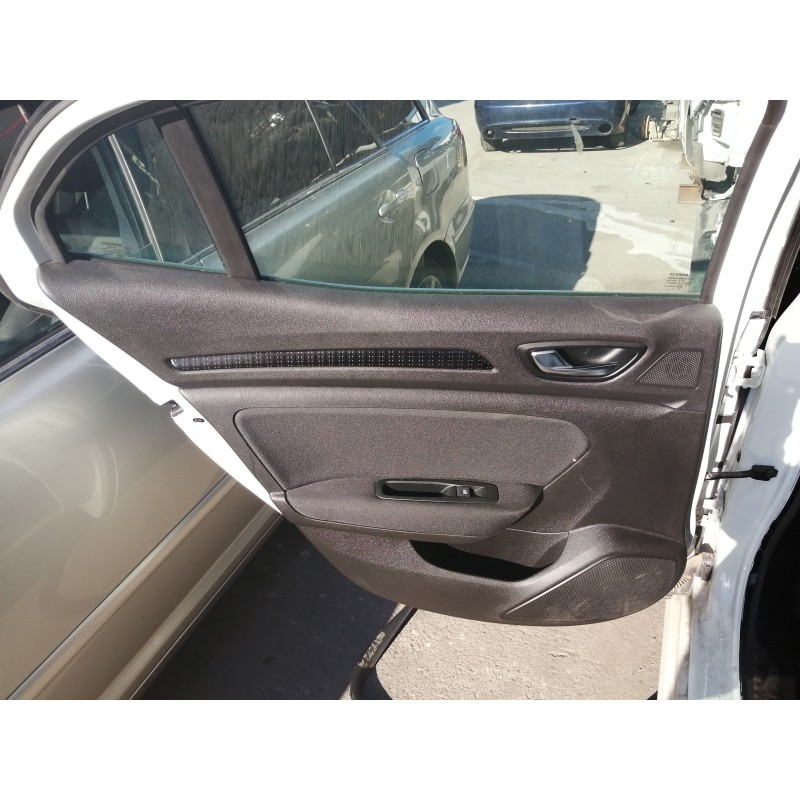 Recambio de guarnecido puerta trasera izquierda para renault megane iv berlina 5p experience referencia OEM IAM 153001892  
