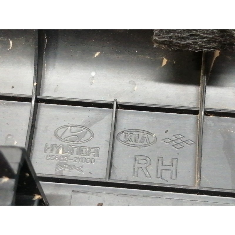 Recambio de moldura para hyundai ix35 comfort 2wd referencia OEM IAM 858822Y000  