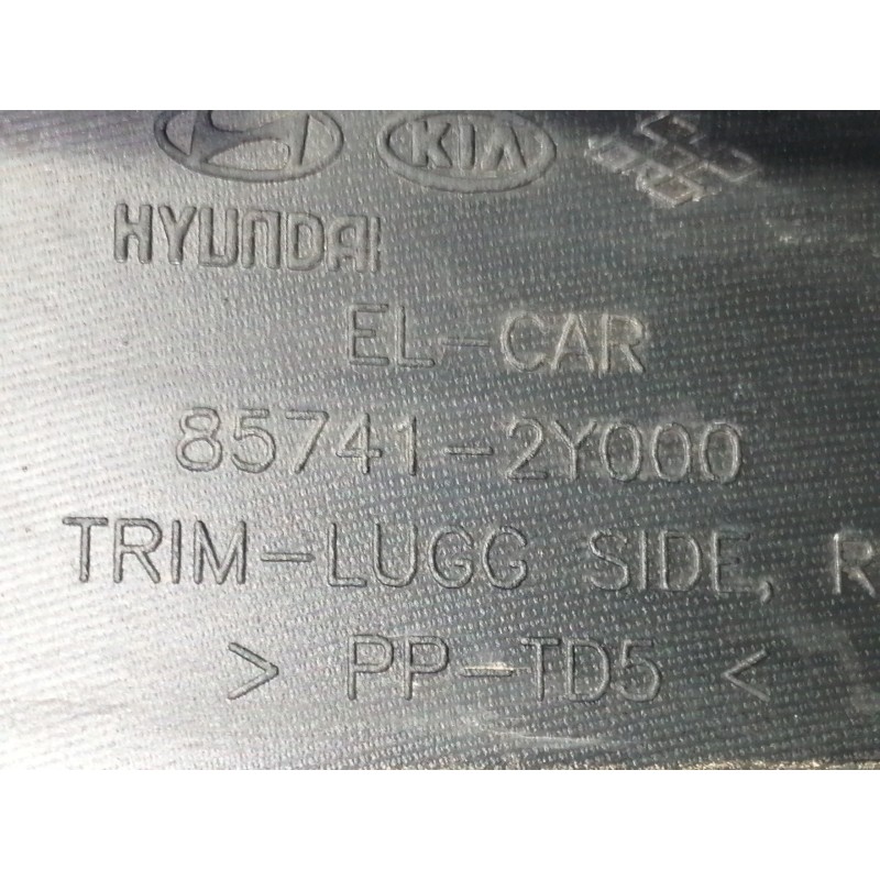 Recambio de molduras traseras para hyundai ix35 comfort 2wd referencia OEM IAM 857412Y000  