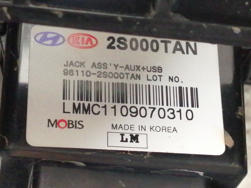Recambio de apoyabrazos central para hyundai ix35 comfort 2wd referencia OEM IAM 846312Y000 846212Y050 961102S000TAN 2S000TAN LM