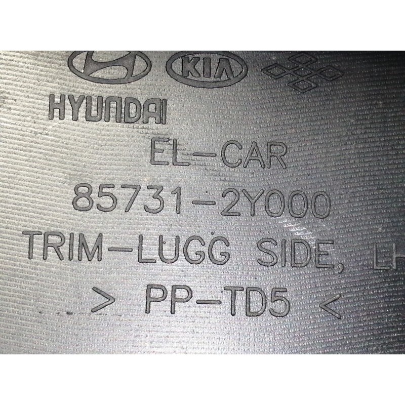 Recambio de molduras traseras para hyundai ix35 comfort 2wd referencia OEM IAM 857312Y000  