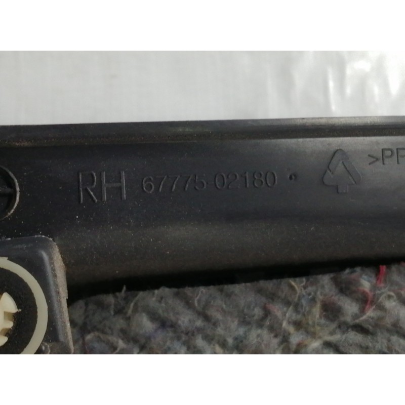 Recambio de guarnecido puerta trasera derecha para toyota auris ts referencia OEM IAM 6778702010 6777502180 