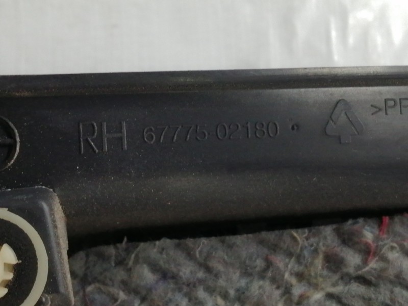 Recambio de guarnecido puerta trasera derecha para toyota auris ts referencia OEM IAM 6778702010 6777502180 