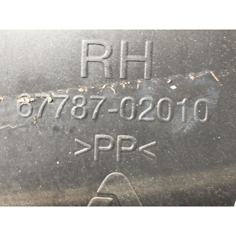 Recambio de guarnecido puerta trasera derecha para toyota auris ts referencia OEM IAM 6778702010 6777502180 