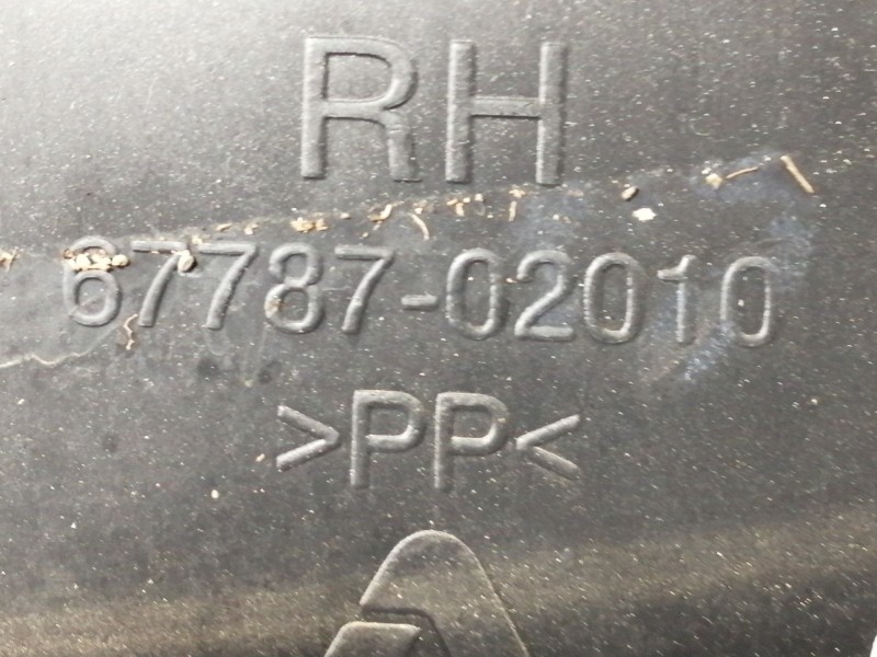 Recambio de guarnecido puerta trasera derecha para toyota auris ts referencia OEM IAM 6778702010 6777502180 