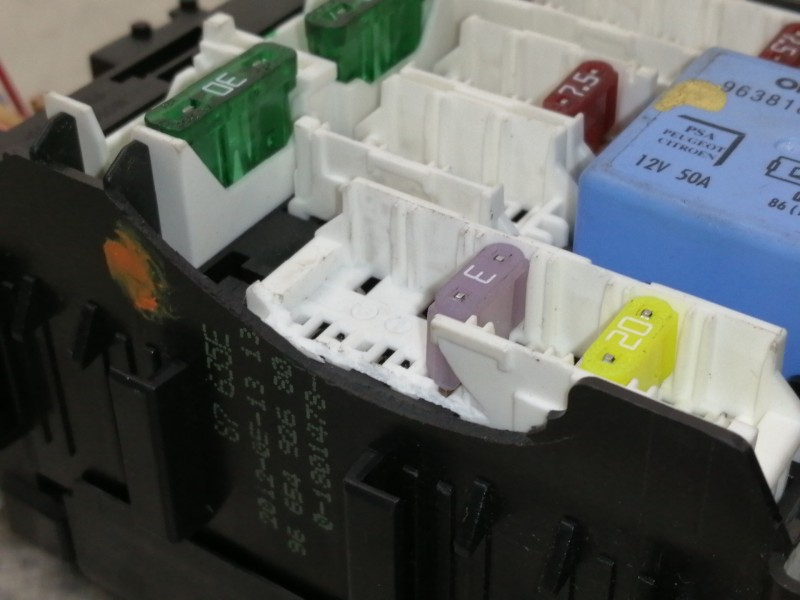 Recambio de caja reles / fusibles para citroën ds4 design referencia OEM IAM 9665492680 01801478 18014931 