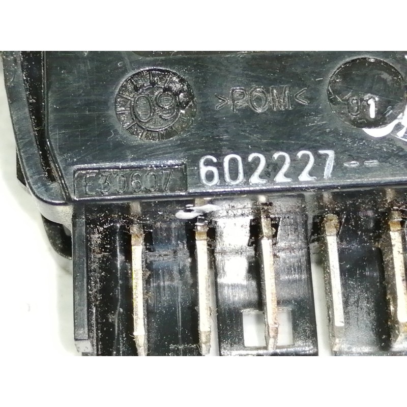 Recambio de mando elevalunas delantero izquierdo para dacia sandero ambiance referencia OEM IAM 602227  