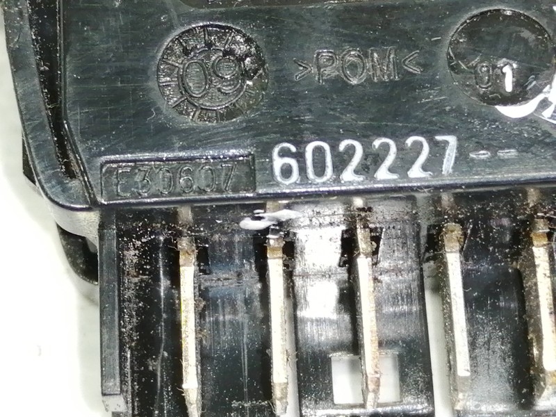 Recambio de mando elevalunas delantero izquierdo para dacia sandero ambiance referencia OEM IAM 602227  