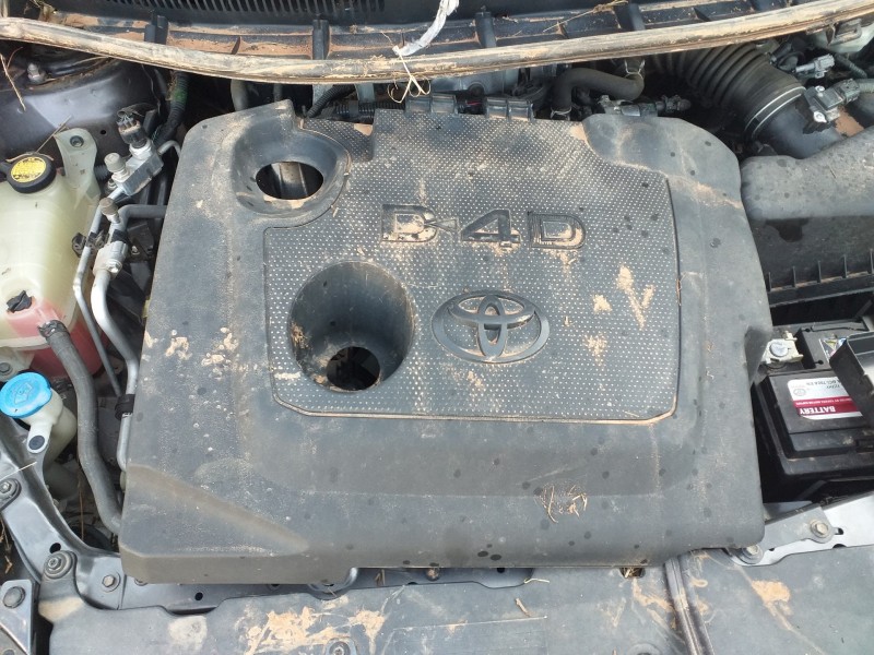 Recambio de tapa motor para toyota auris ts referencia OEM IAM   